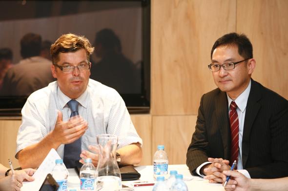 左:大北歐通訊CEO Mogens Elsberg;右:大北歐通訊中國區(qū)總經(jīng)理李倬